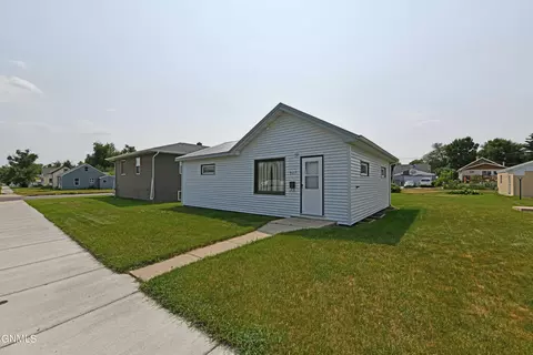 907 4th Ave W, Williston, ND 58801 photo 3