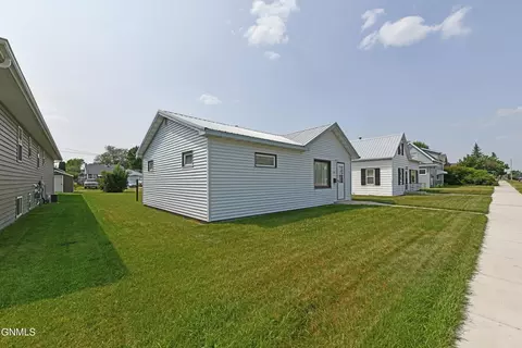 907 4th Ave W, Williston, ND 58801 photo 4