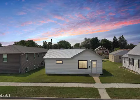 907 4th Ave W, Williston, ND 58801