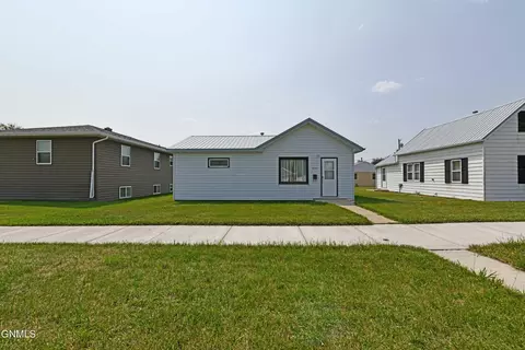 907 4th Ave W, Williston, ND 58801 photo 2