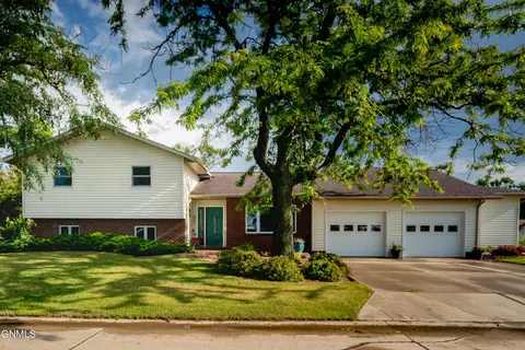 321 5th St S, Ellendale, ND 58436