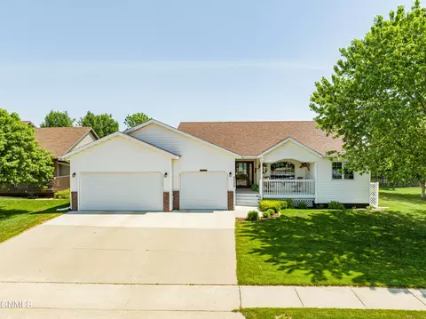 2229 Santa Barbara Dr, Bismarck, ND 58504