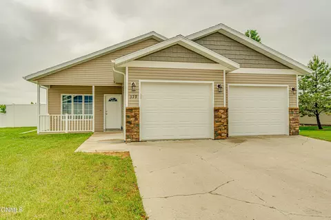 339 Little Rock Ct, Bismarck, ND 58503