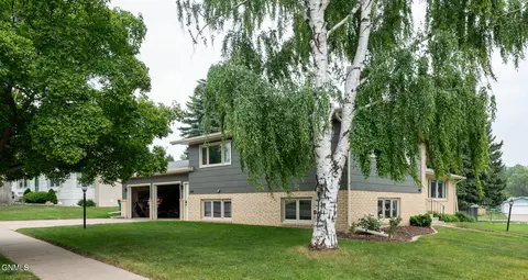 2611 Mercury Ln, Bismarck, ND 58503