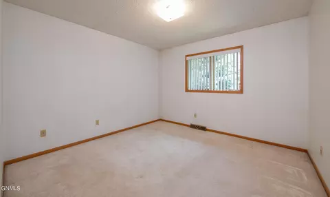 3642 Hackberry St, Bismarck, ND 58503 photo 15