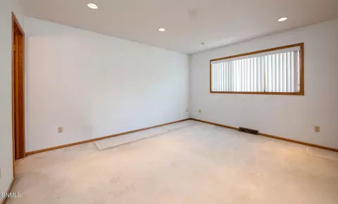 3642 Hackberry St, Bismarck, ND 58503 photo 13