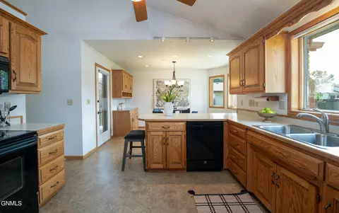 3642 Hackberry St, Bismarck, ND 58503 photo 3