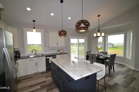5409 Hendrickson Dr, Bismarck, ND 58504 photo 8