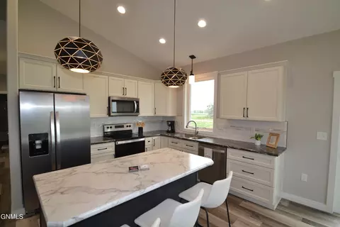 5409 Hendrickson Dr, Bismarck, ND 58504 photo 3