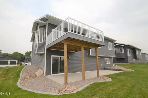 5409 Hendrickson Dr, Bismarck, ND 58504 photo 2