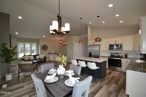 5409 Hendrickson Dr, Bismarck, ND 58504 photo 4