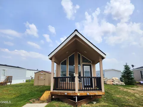 120 Reagan St, Watford City, ND 58854