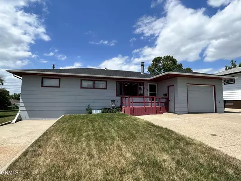 810 N 29th St, Bismarck, ND 58501 photo 2