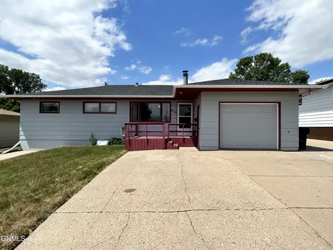 810 N 29th St, Bismarck, ND 58501
