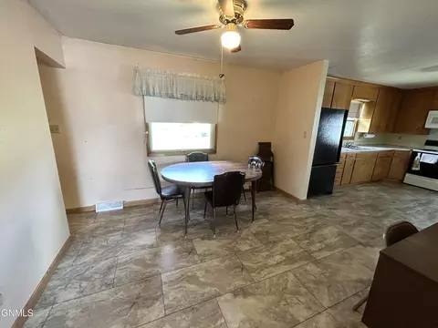 810 N 29th St, Bismarck, ND 58501 photo 13