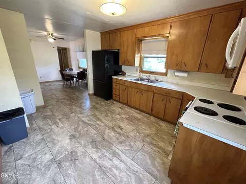 810 N 29th St, Bismarck, ND 58501 photo 17