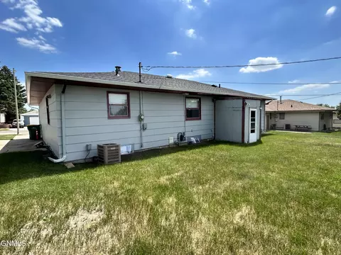 810 N 29th St, Bismarck, ND 58501 photo 4