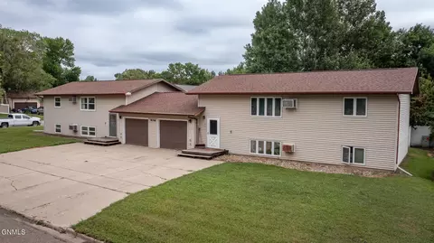 906 1st Ave NW, Beulah, ND 58523