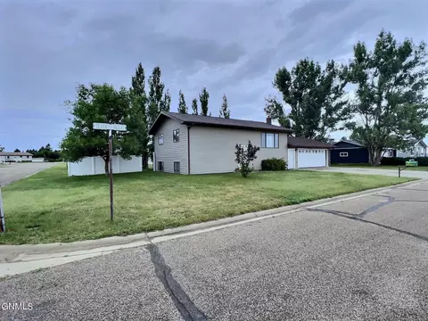 402 7th Ave E, New Leipzig, ND 58562