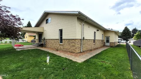 620 8th Ave W, Dickinson, ND 58601 photo 3