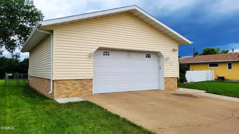 620 8th Ave W, Dickinson, ND 58601 photo 5