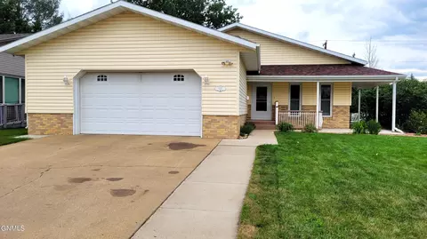 620 8th Ave W, Dickinson, ND 58601 photo 2