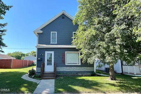 543 1st St W, Jamestown, ND 58401