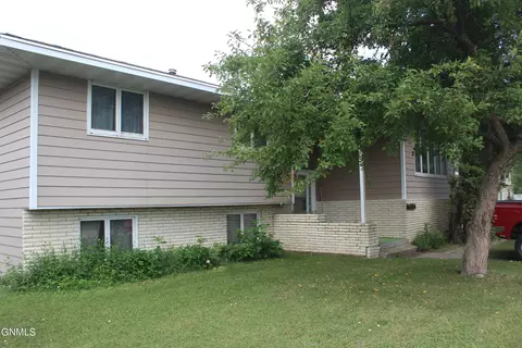 201 4th Ave SE, Medina, ND 58467