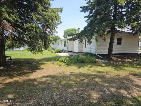 818 6th Ave W, Edgeley, ND 58433 photo 3