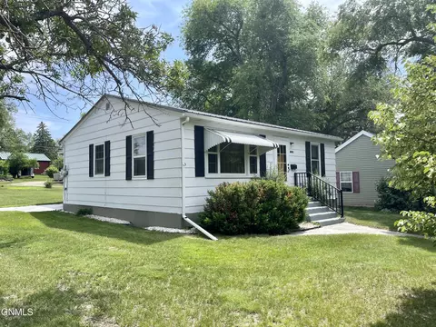 801 10th Ave SE, Jamestown, ND 58401