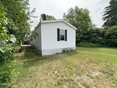 105 Peterson St, Lignite, ND 58752