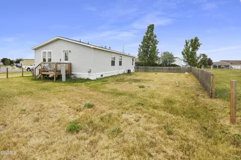 2223 33rd Ter W, Williston, ND 58801 photo 3