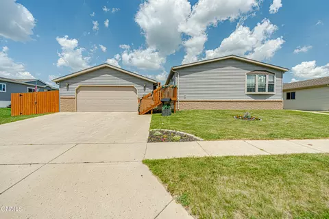 3900 Greensboro Dr, Bismarck, ND 58503