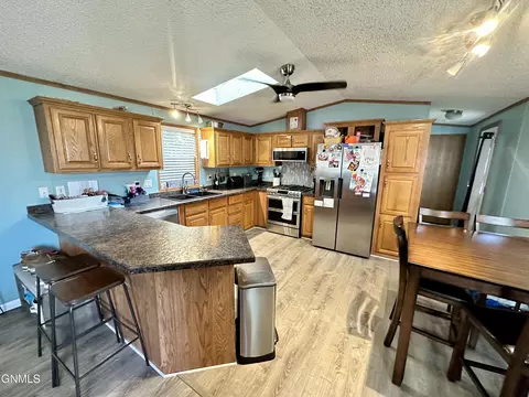 3218 21st Ave W, Williston, ND 58801 photo 6