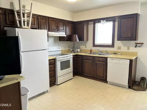 1918 1st Ave W, Williston, ND 58801 photo 3