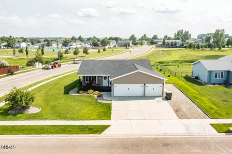 4937 Hitchcock Dr, Bismarck, ND 58503