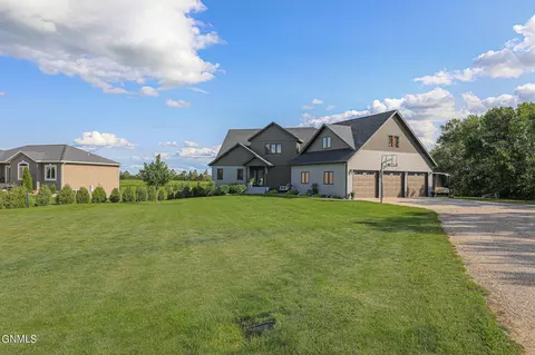 8317 Harvest Hills Dr, Bismarck, ND 58503