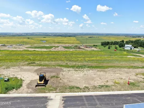 6218 Crested Butte Rd, Bismarck, ND 58503