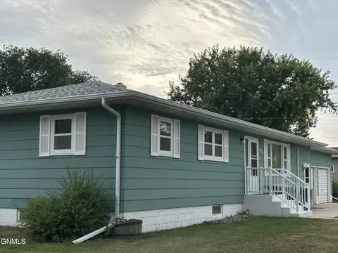 1002 10th St NE, Jamestown, ND 58401