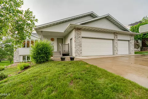 522 Sudbury Ave, Bismarck, ND 58503