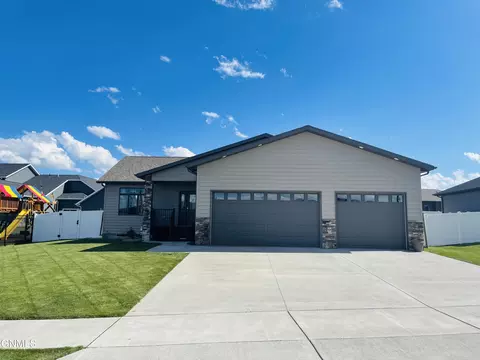 2215 8th St W, Dickinson, ND 58601