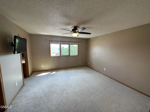 726 Brome Loop, Bismarck, ND 58503 photo 12