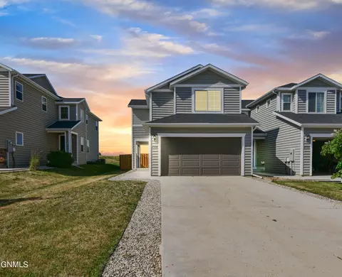 2806 28th St W, Williston, ND 58801 photo 2