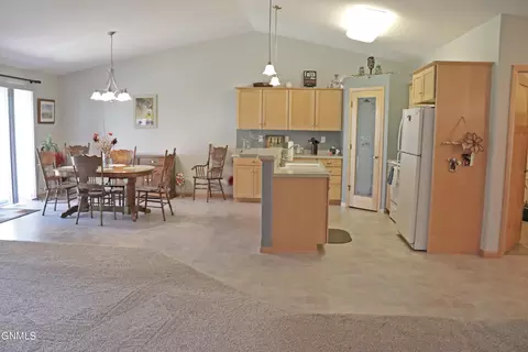 330 Calgary Ave, Bismarck, ND 58503 photo 9
