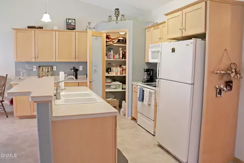 330 Calgary Ave, Bismarck, ND 58503 photo 7