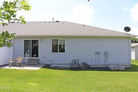 330 Calgary Ave, Bismarck, ND 58503 photo 2
