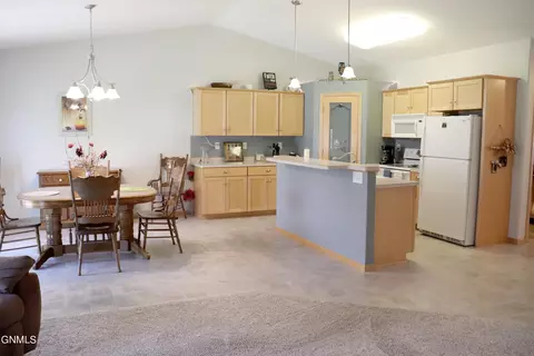 330 Calgary Ave, Bismarck, ND 58503 photo 3