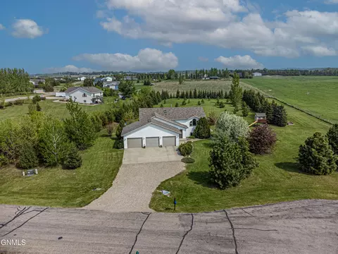 4708 Aleutian Dr, Bismarck, ND 58503
