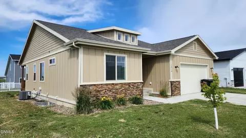 1419 Meadowlark Ct, Watford City, ND 58854