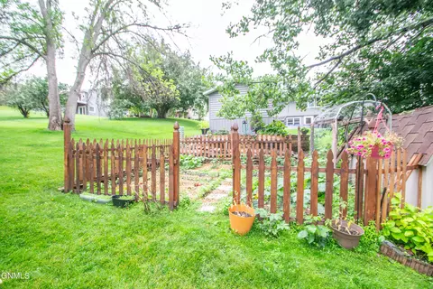 2417 Boulevard Ave E, Bismarck, ND 58501 photo 8